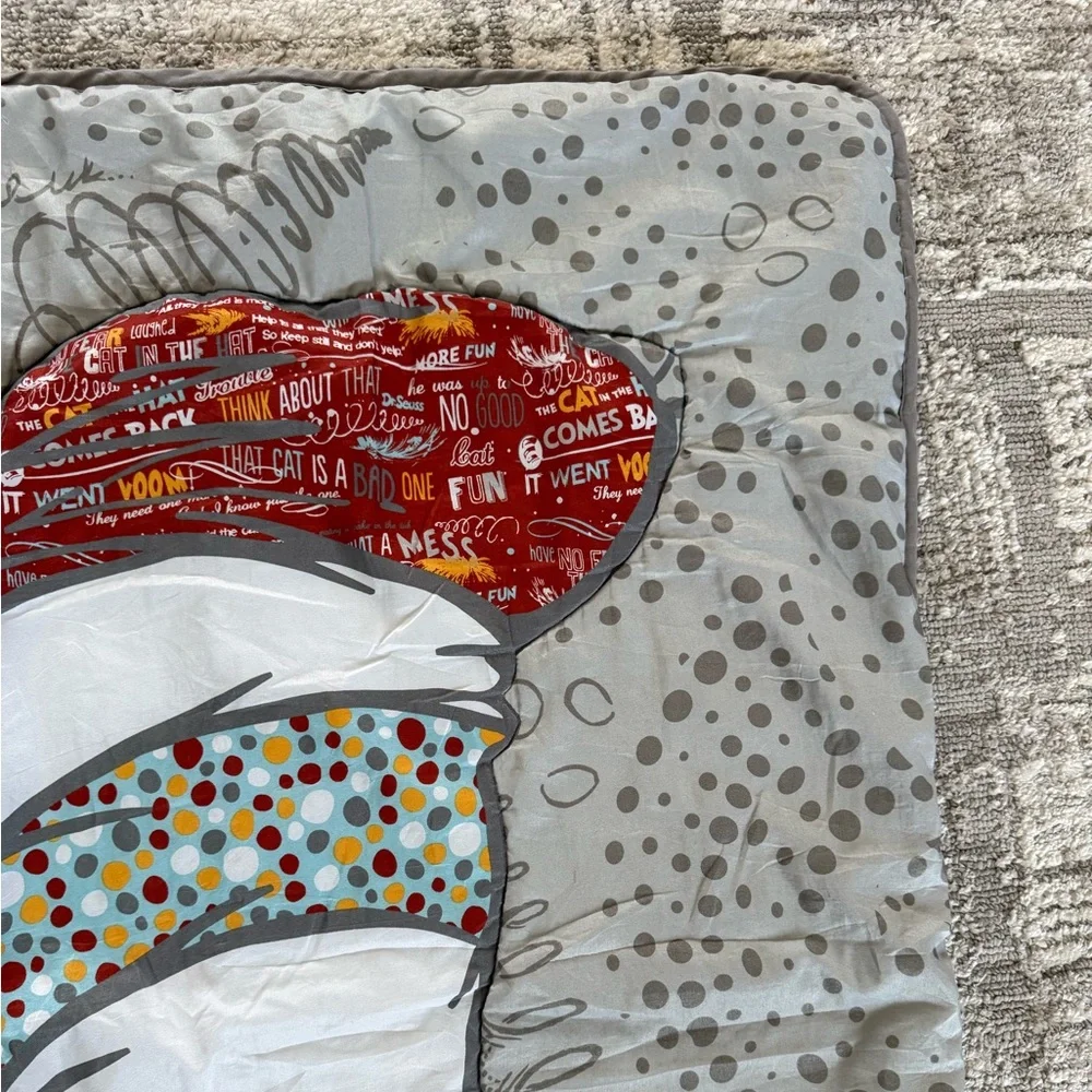 Dr. Seuss Peek-a-Boo Cat in The Hat Baby/Toddler Comforter Blanket- Quilt - Picture 3 of 11